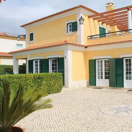 Villa Spacious In *